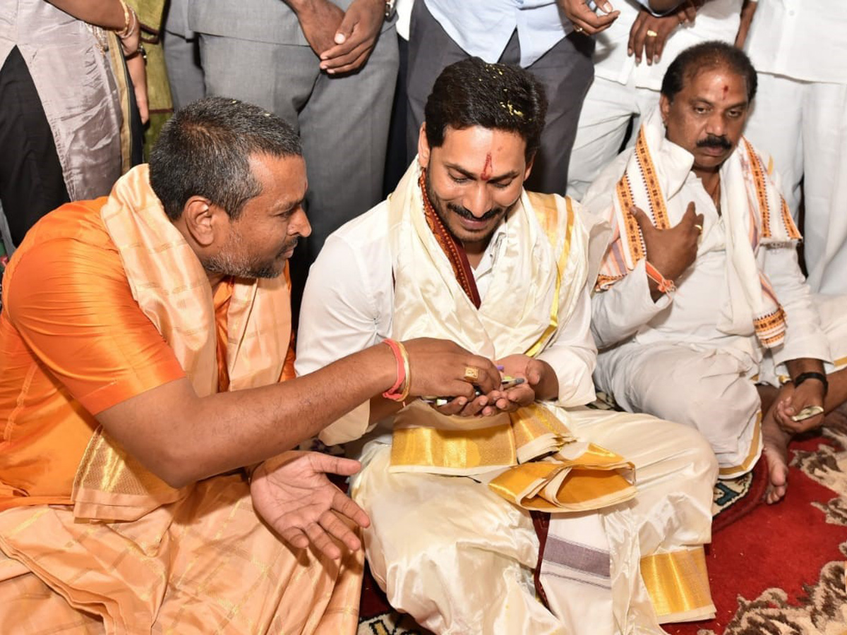 CM YS Jagan Offers Silk Robes To Goddess KanakaDurgamma Photo Gallery - Sakshi5