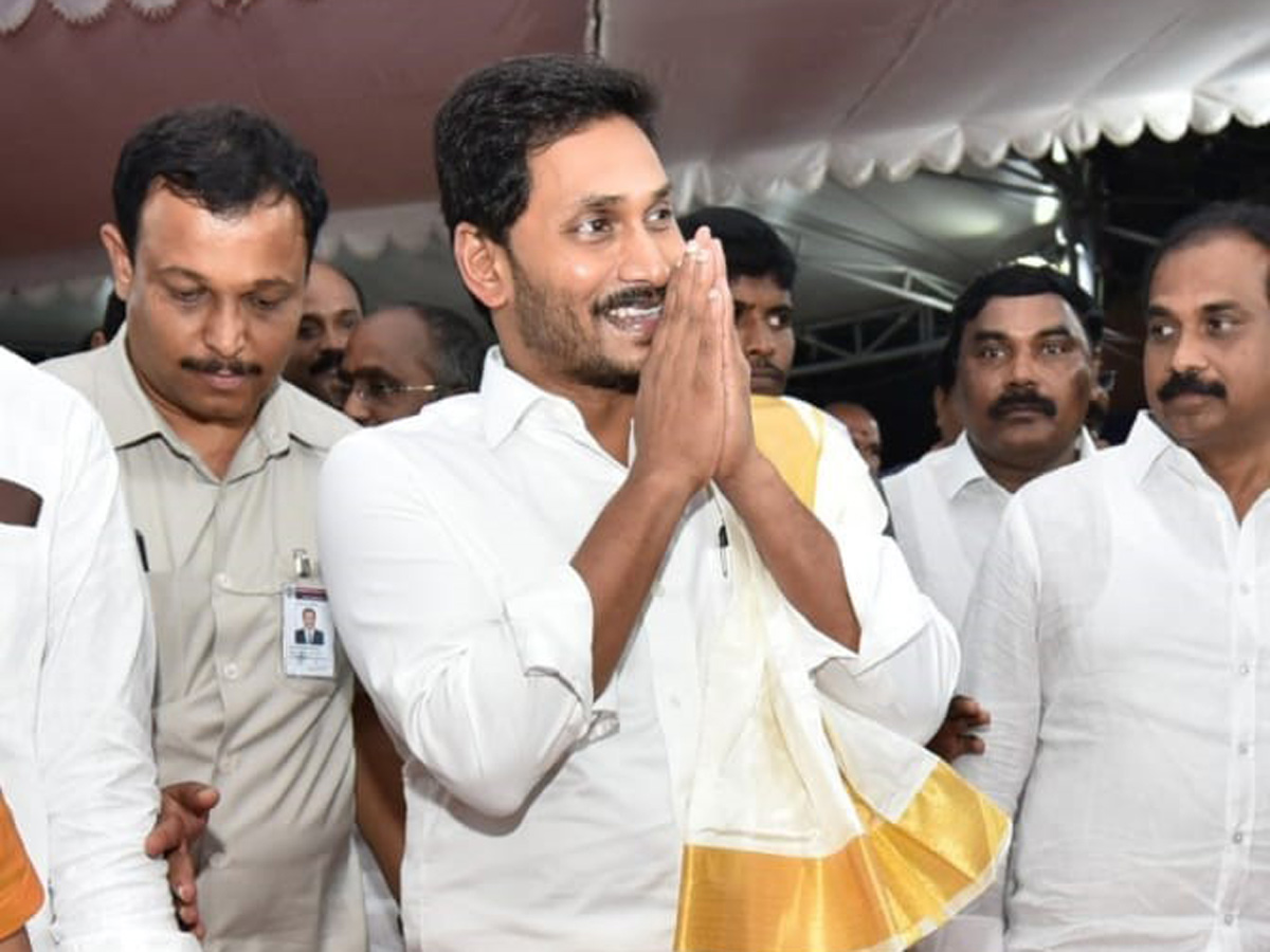 CM YS Jagan Offers Silk Robes To Goddess KanakaDurgamma Photo Gallery - Sakshi7