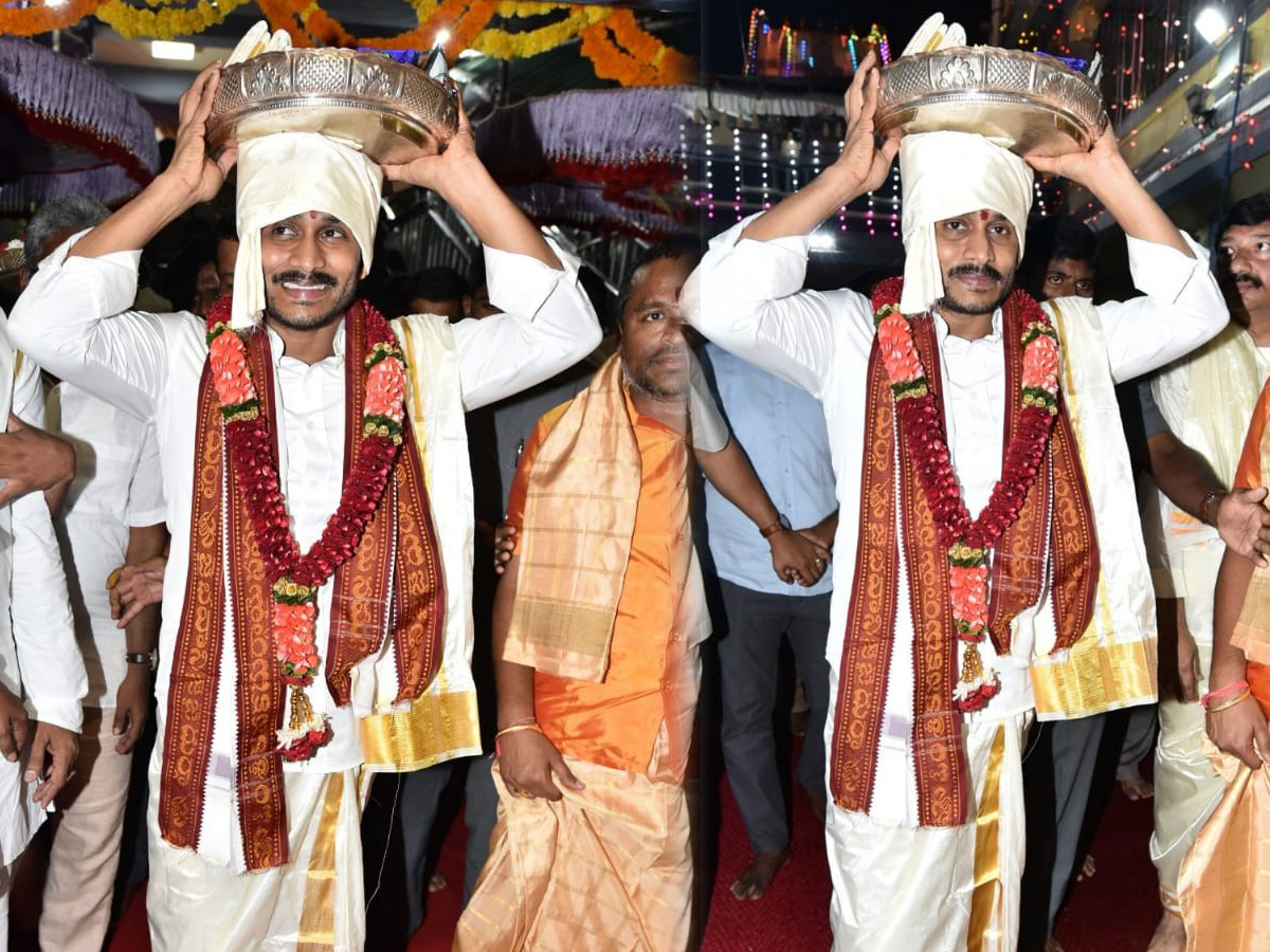 CM YS Jagan Offers Silk Robes To Goddess KanakaDurgamma Photo Gallery - Sakshi8