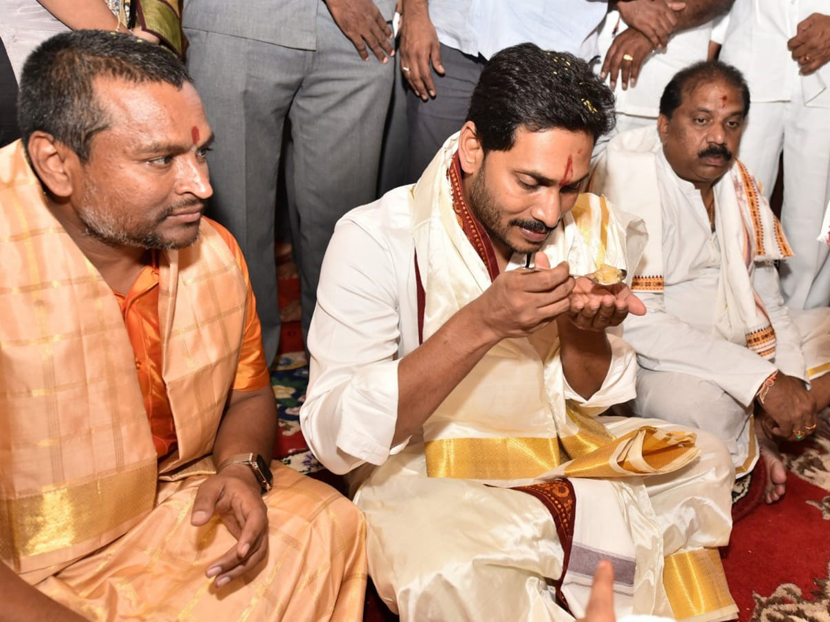 CM YS Jagan Offers Silk Robes To Goddess KanakaDurgamma Photo Gallery - Sakshi9