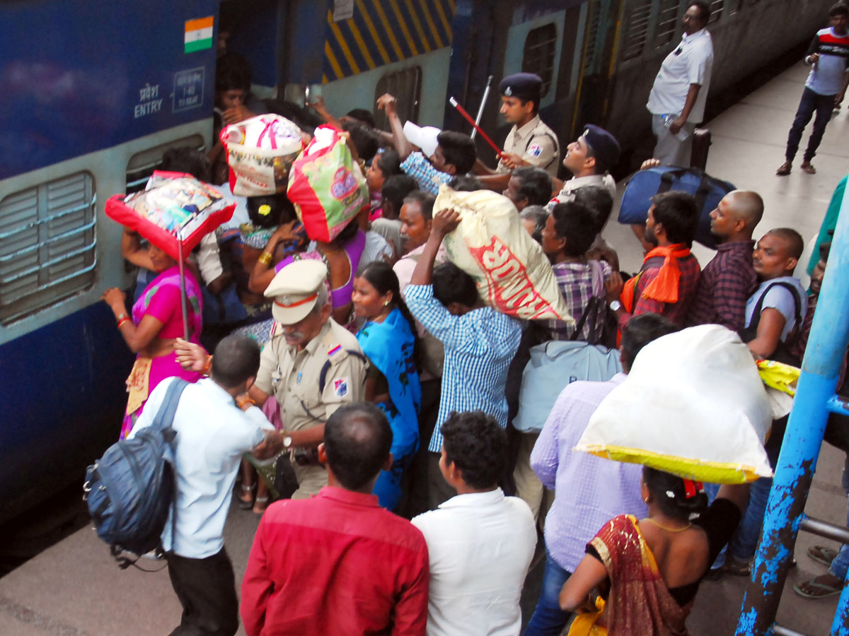 TSRTC Staff Strike in Tonight Photo Gallery - Sakshi31