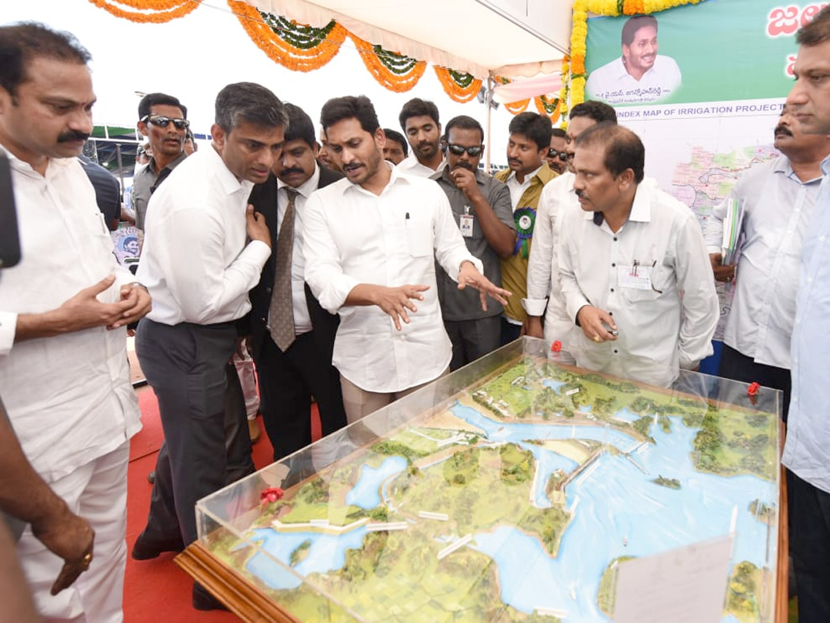 YS Jagan Visits Navarathnalu Stall In Eluru Photo Gallery - Sakshi10