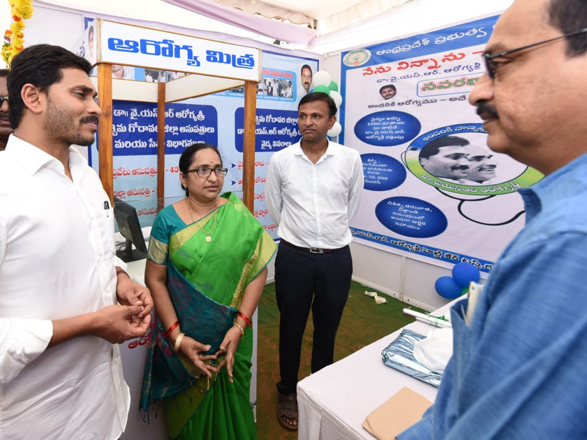 YS Jagan Visits Navarathnalu Stall In Eluru Photo Gallery - Sakshi11