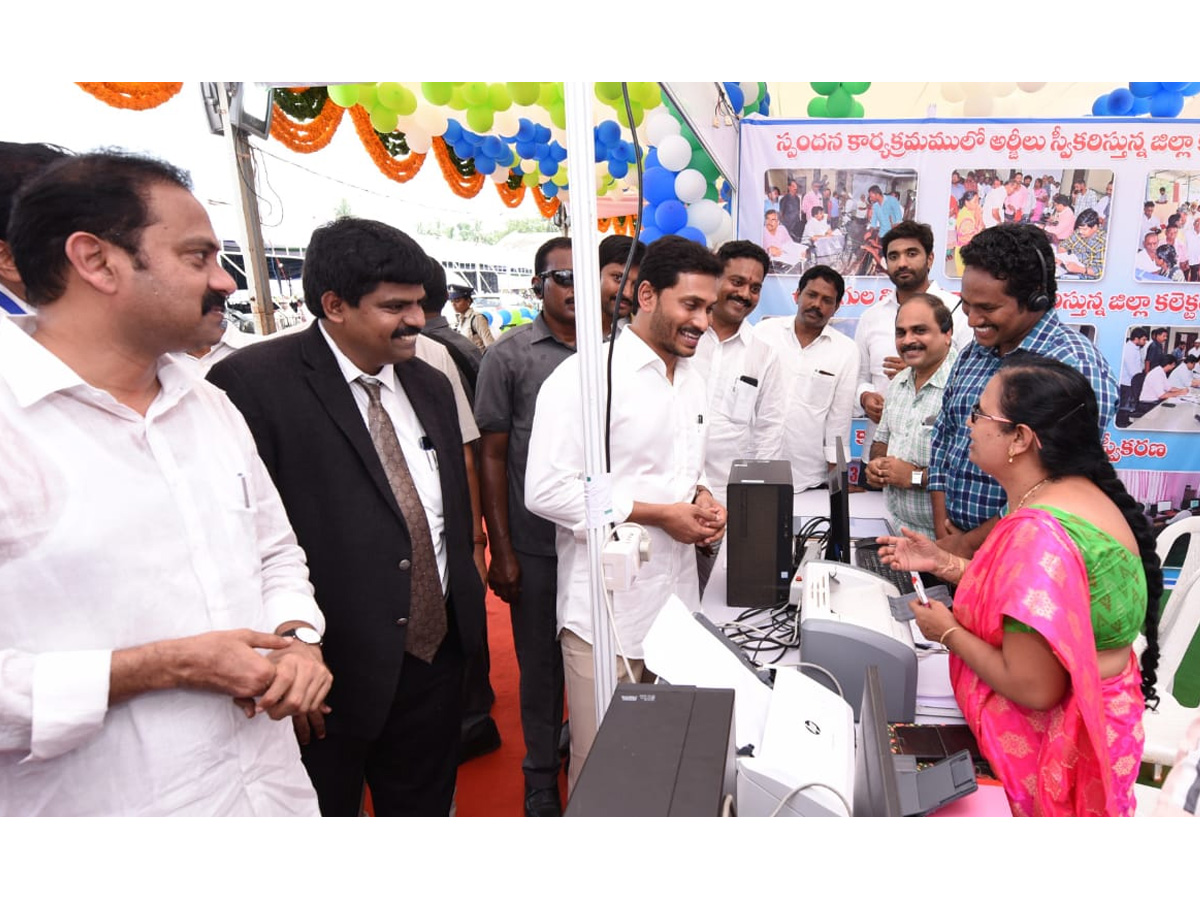 YS Jagan Visits Navarathnalu Stall In Eluru Photo Gallery - Sakshi12