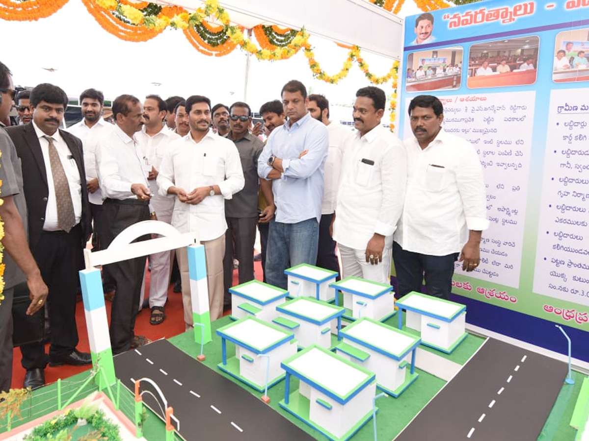 YS Jagan Visits Navarathnalu Stall In Eluru Photo Gallery - Sakshi3