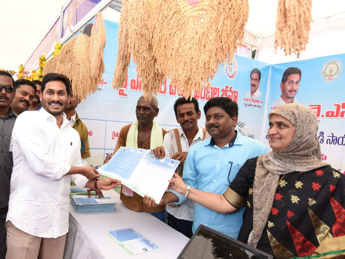 YS Jagan Visits Navarathnalu Stall In Eluru Photo Gallery - Sakshi1