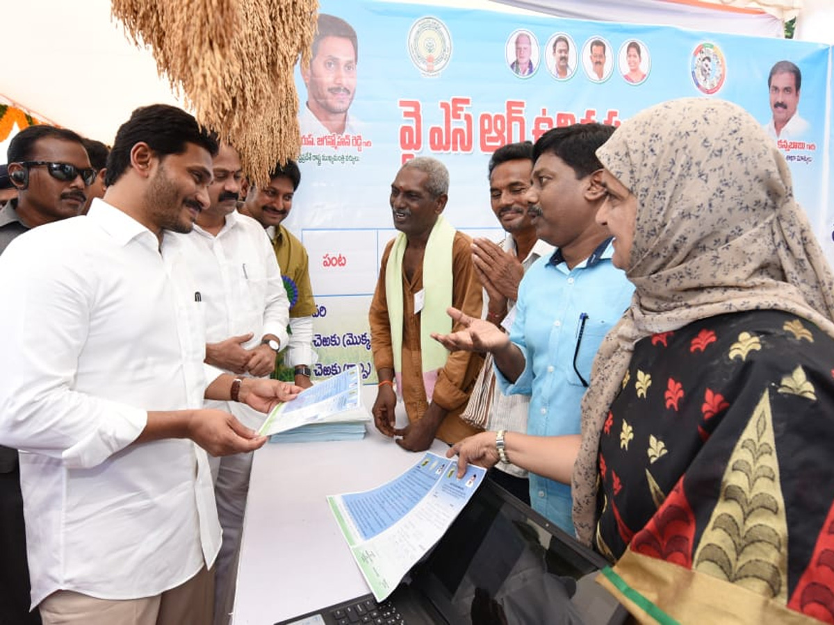 YS Jagan Visits Navarathnalu Stall In Eluru Photo Gallery - Sakshi5