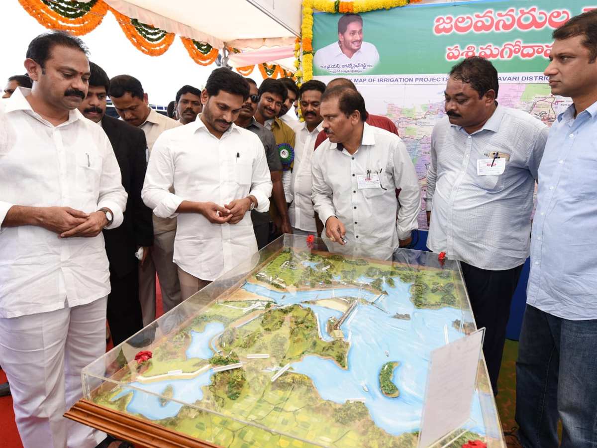 YS Jagan Visits Navarathnalu Stall In Eluru Photo Gallery - Sakshi6