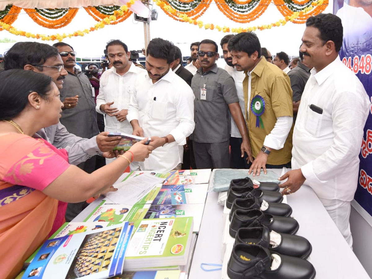 YS Jagan Visits Navarathnalu Stall In Eluru Photo Gallery - Sakshi7