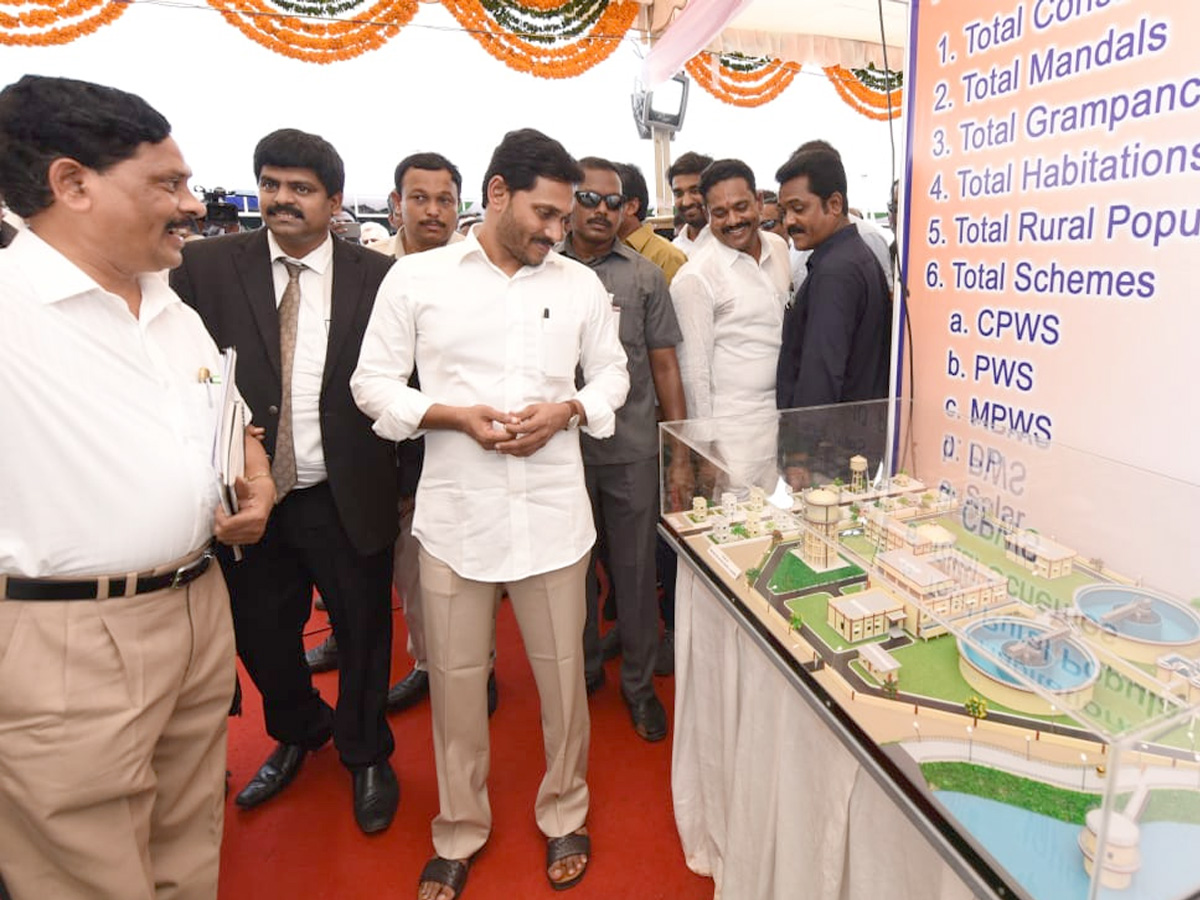 YS Jagan Visits Navarathnalu Stall In Eluru Photo Gallery - Sakshi8