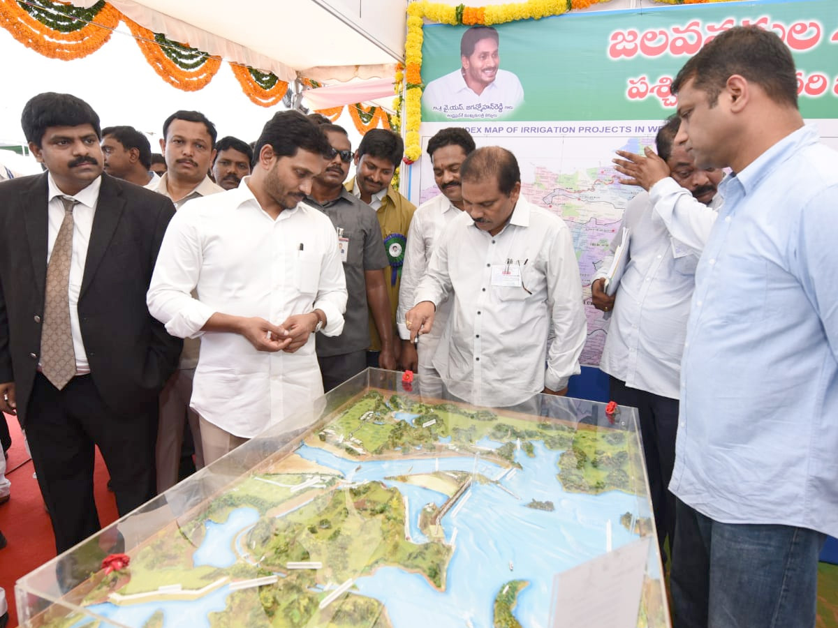 YS Jagan Visits Navarathnalu Stall In Eluru Photo Gallery - Sakshi9