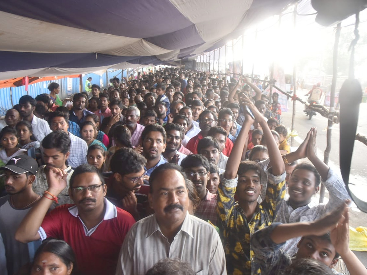 Huge Devotees Crowd In Kanaka Durga Temple At Vijayawada Photo Gallery - Sakshi2