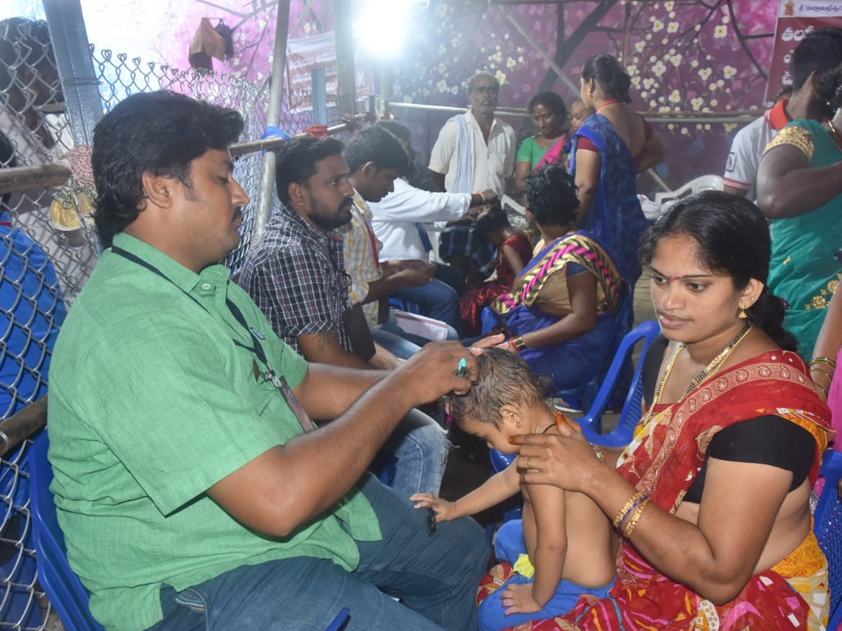 Huge Devotees Crowd In Kanaka Durga Temple At Vijayawada Photo Gallery - Sakshi9