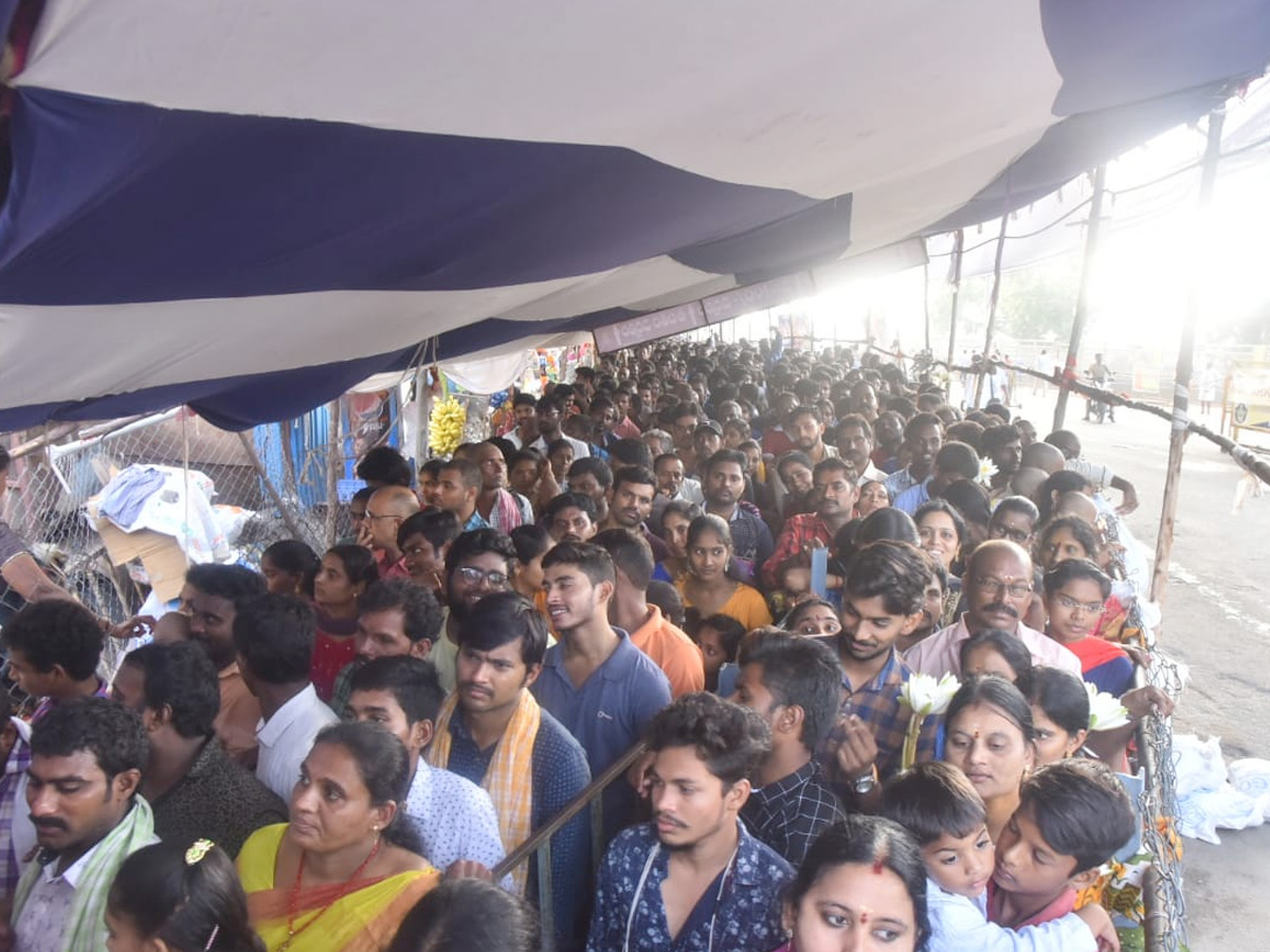 Huge Devotees Crowd In Kanaka Durga Temple At Vijayawada Photo Gallery - Sakshi10