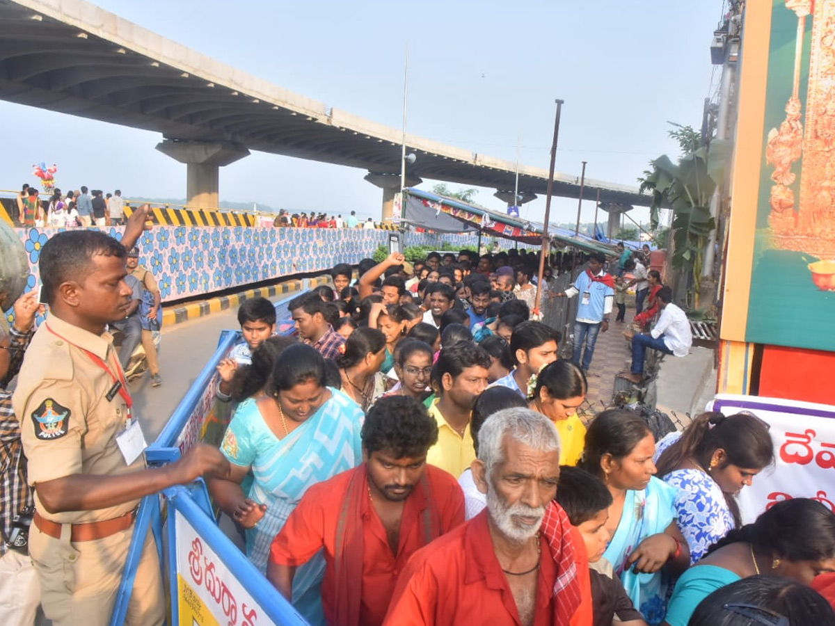 Huge Devotees Crowd In Kanaka Durga Temple At Vijayawada Photo Gallery - Sakshi11