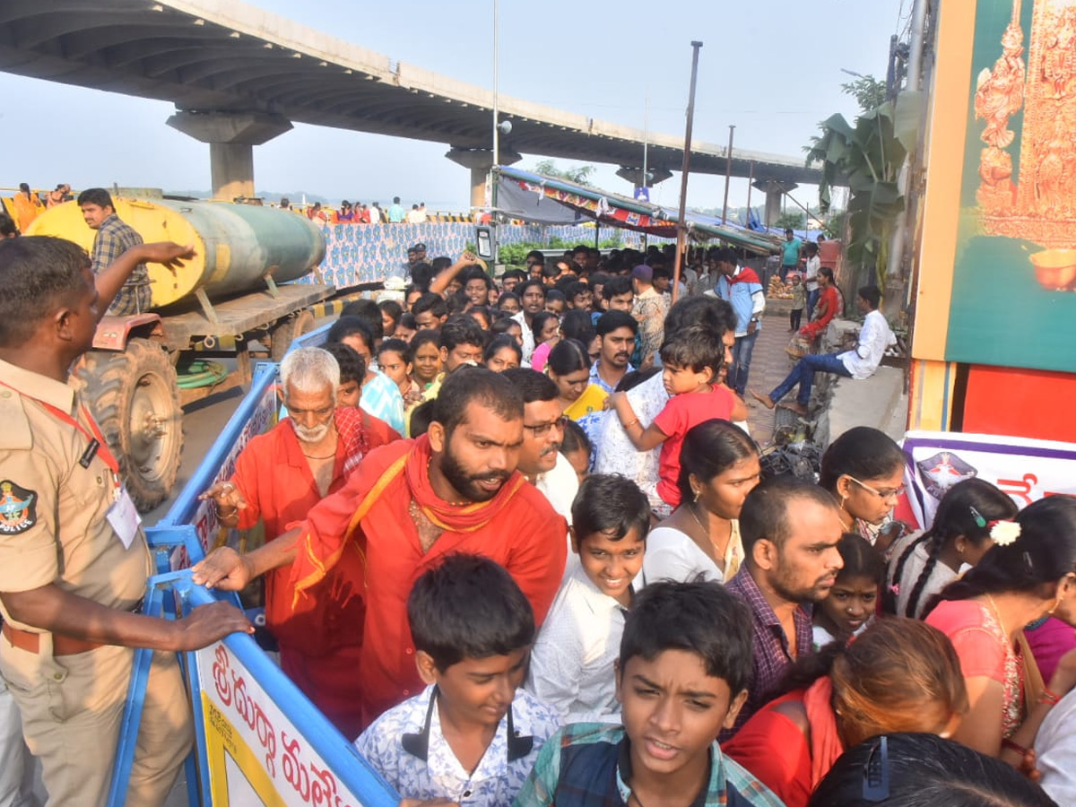 Huge Devotees Crowd In Kanaka Durga Temple At Vijayawada Photo Gallery - Sakshi12