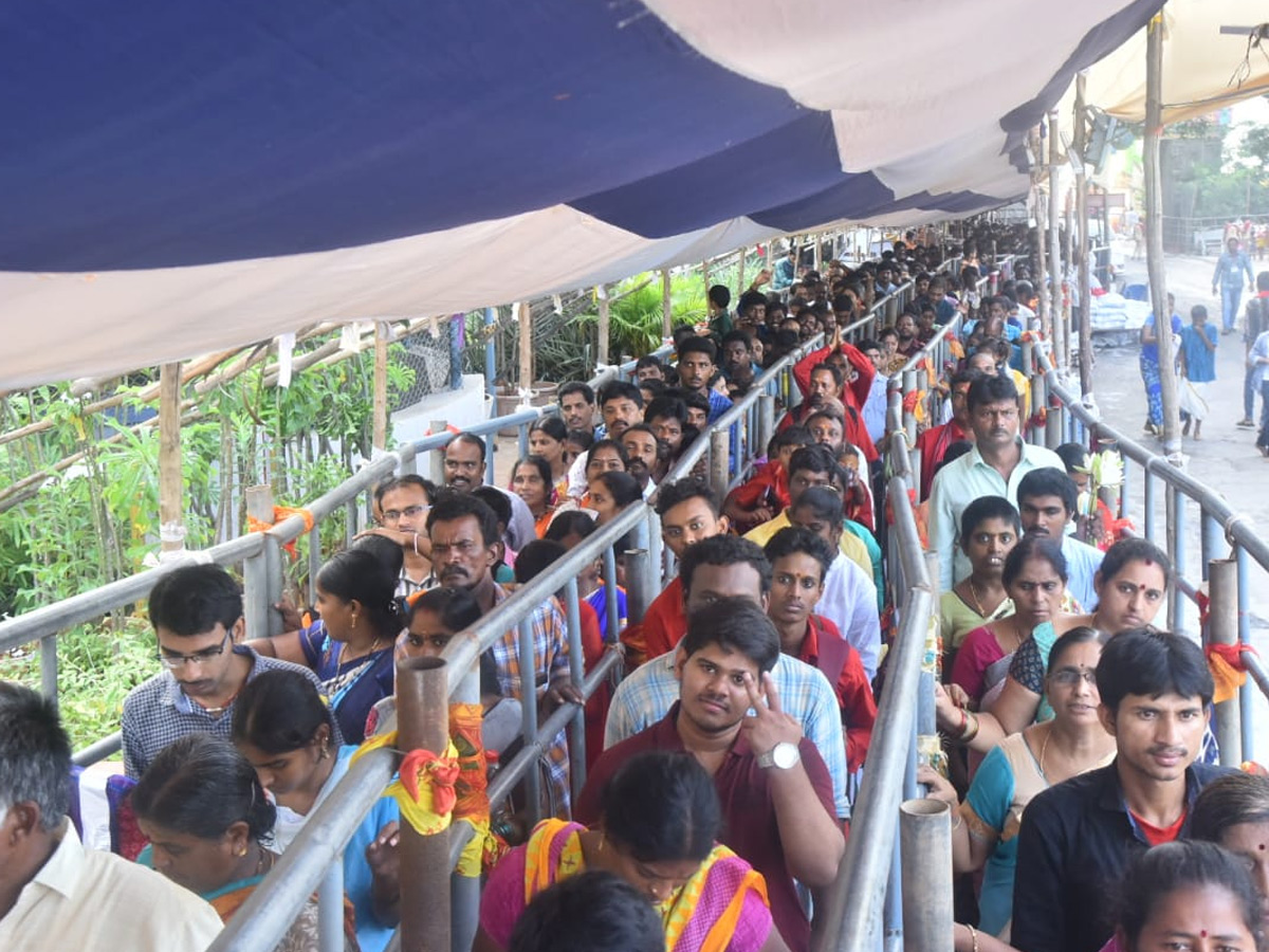 Huge Devotees Crowd In Kanaka Durga Temple At Vijayawada Photo Gallery - Sakshi13