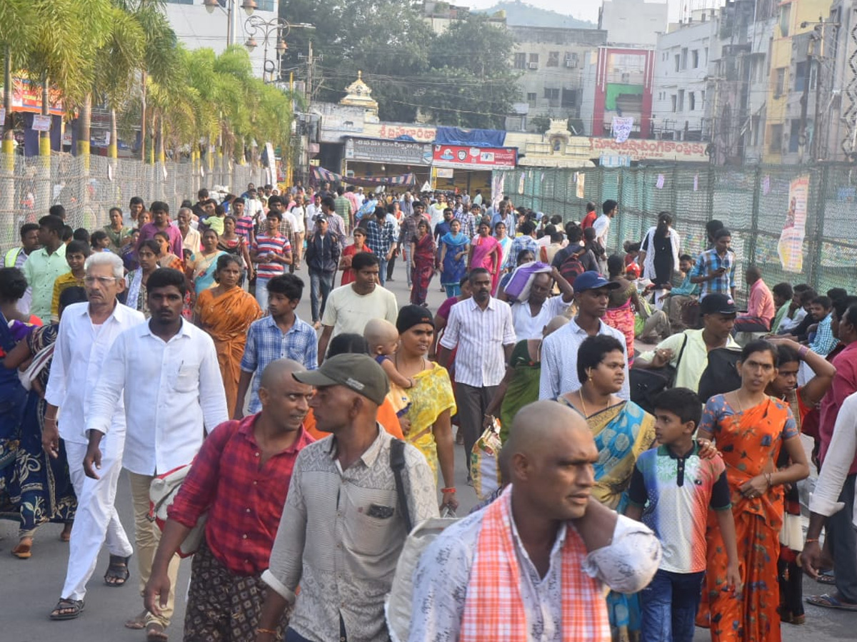 Huge Devotees Crowd In Kanaka Durga Temple At Vijayawada Photo Gallery - Sakshi14