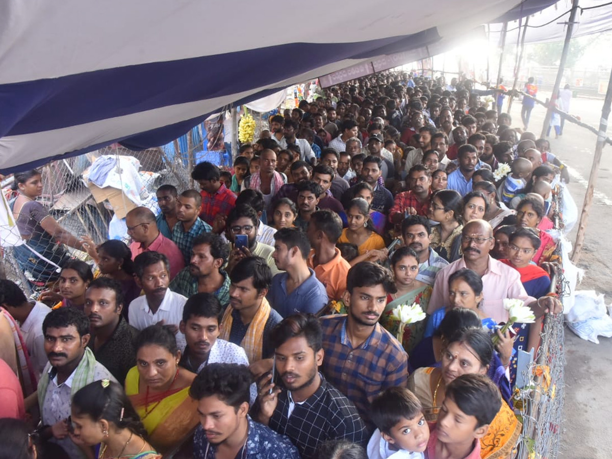 Huge Devotees Crowd In Kanaka Durga Temple At Vijayawada Photo Gallery - Sakshi4