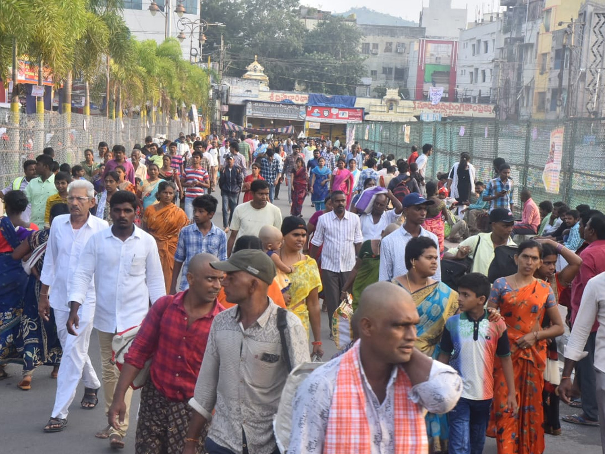 Huge Devotees Crowd In Kanaka Durga Temple At Vijayawada Photo Gallery - Sakshi5