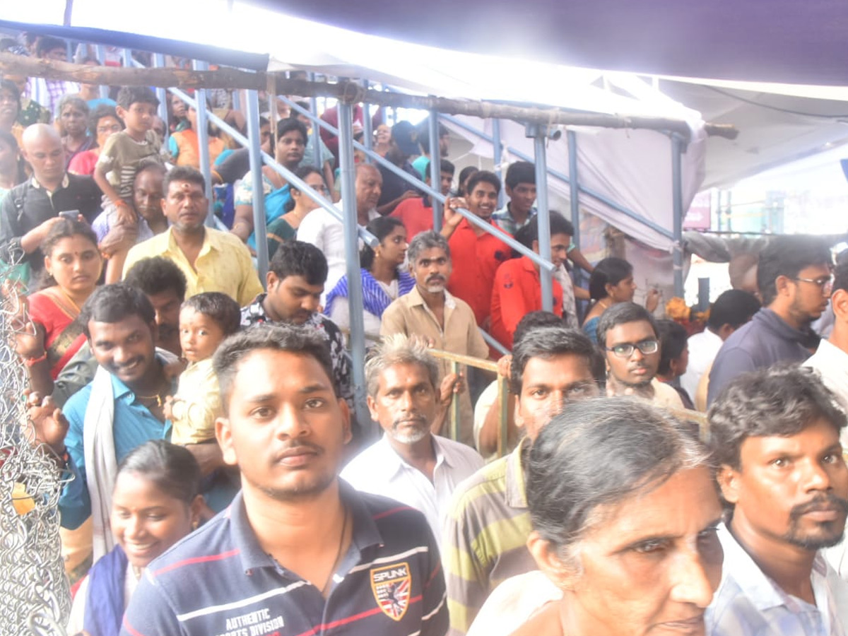 Huge Devotees Crowd In Kanaka Durga Temple At Vijayawada Photo Gallery - Sakshi6