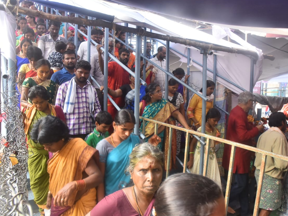 Huge Devotees Crowd In Kanaka Durga Temple At Vijayawada Photo Gallery - Sakshi8