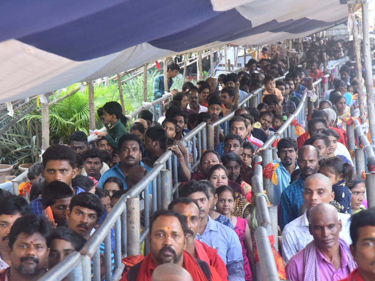 Huge Devotees Crowd In Kanaka Durga Temple At Vijayawada Photo Gallery - Sakshi1