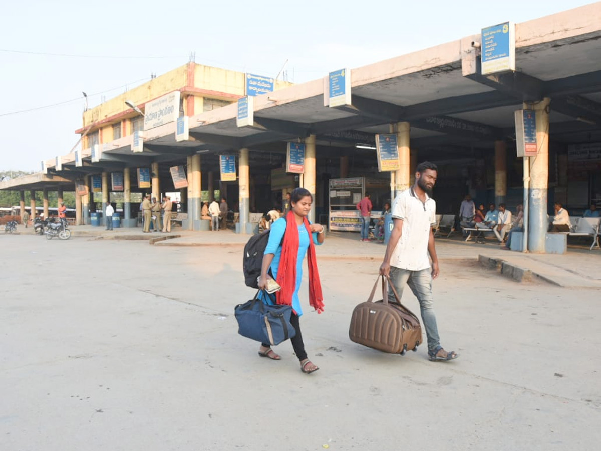 RTC strike in Telangana Photo Gallery - Sakshi4