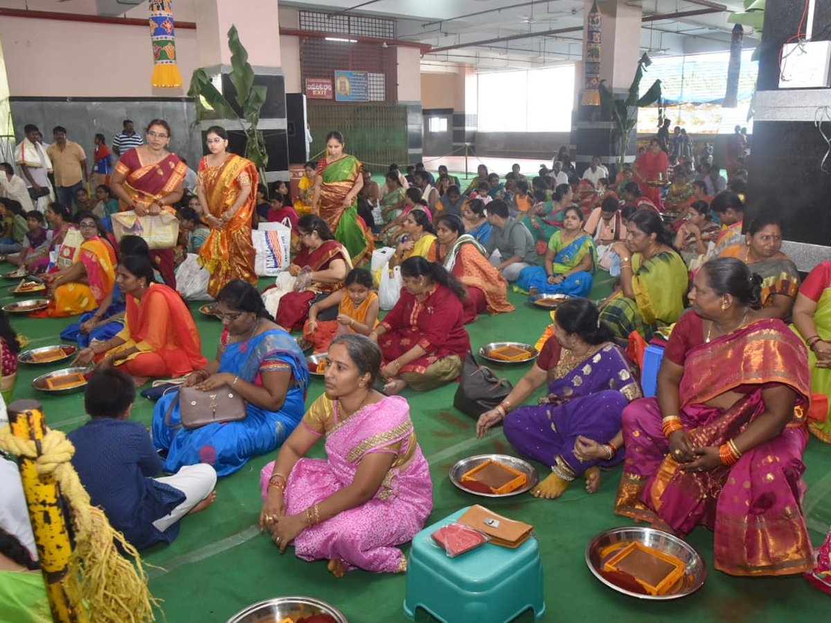 Huge Devotees Crowd In Kanaka Durga Temple At Vijayawada Photo Gallery - Sakshi3