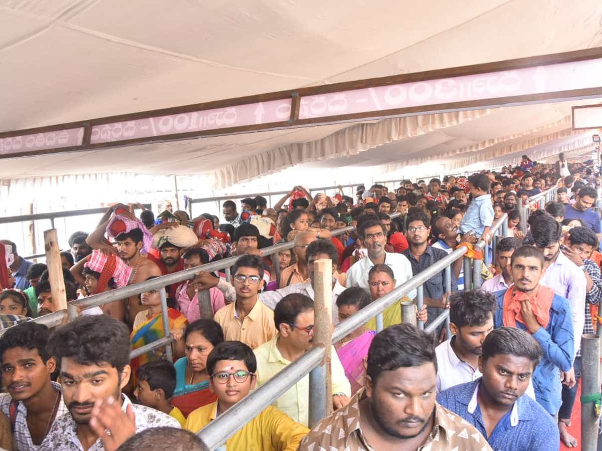 Huge Devotees Crowd In Kanaka Durga Temple At Vijayawada Photo Gallery - Sakshi12