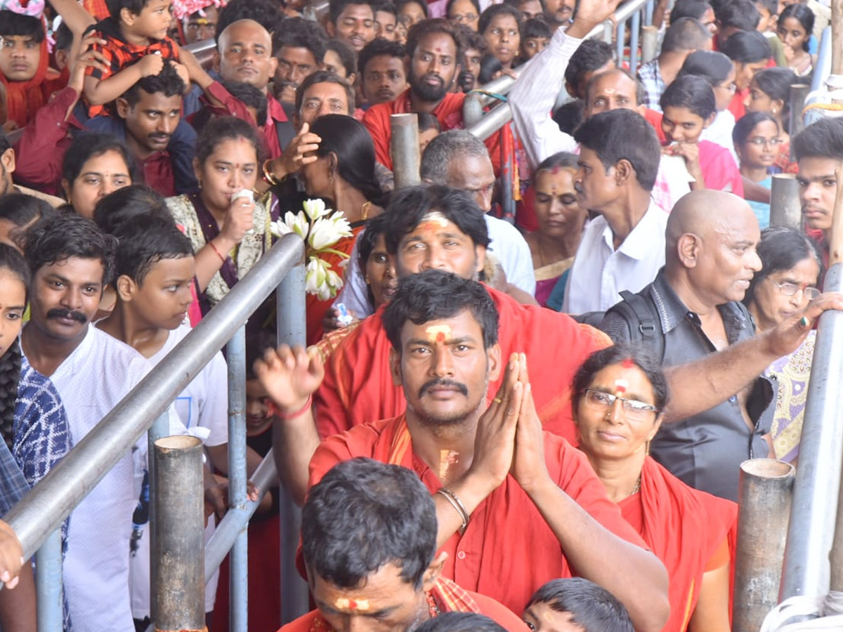 Huge Devotees Crowd In Kanaka Durga Temple At Vijayawada Photo Gallery - Sakshi13