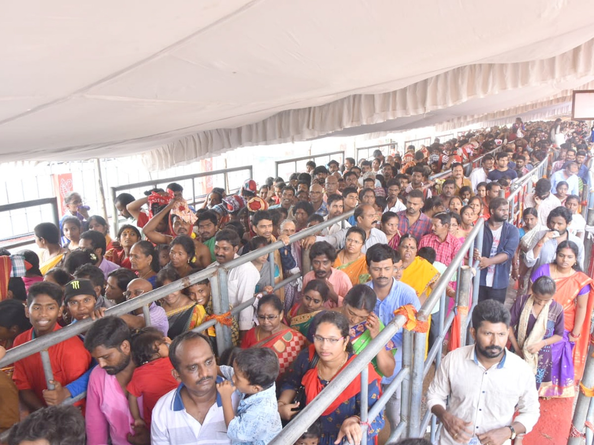 Huge Devotees Crowd In Kanaka Durga Temple At Vijayawada Photo Gallery - Sakshi14