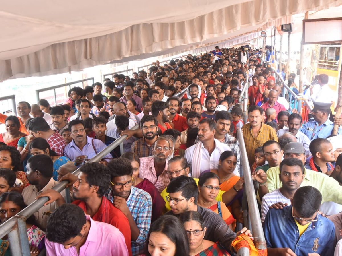 Huge Devotees Crowd In Kanaka Durga Temple At Vijayawada Photo Gallery - Sakshi17