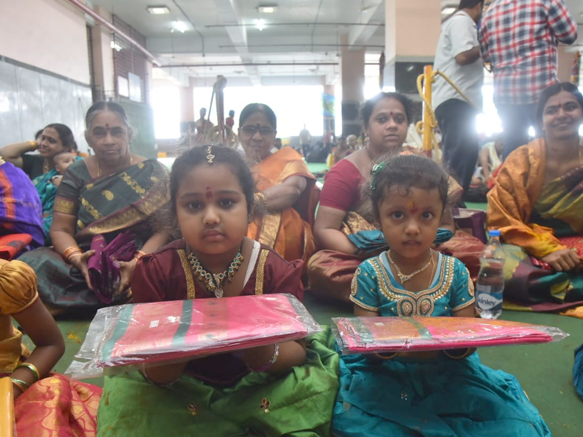 Huge Devotees Crowd In Kanaka Durga Temple At Vijayawada Photo Gallery - Sakshi19