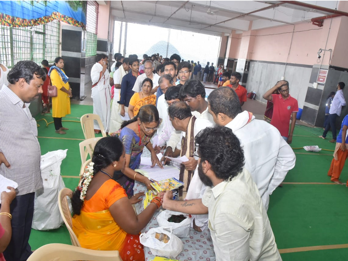 Huge Devotees Crowd In Kanaka Durga Temple At Vijayawada Photo Gallery - Sakshi4