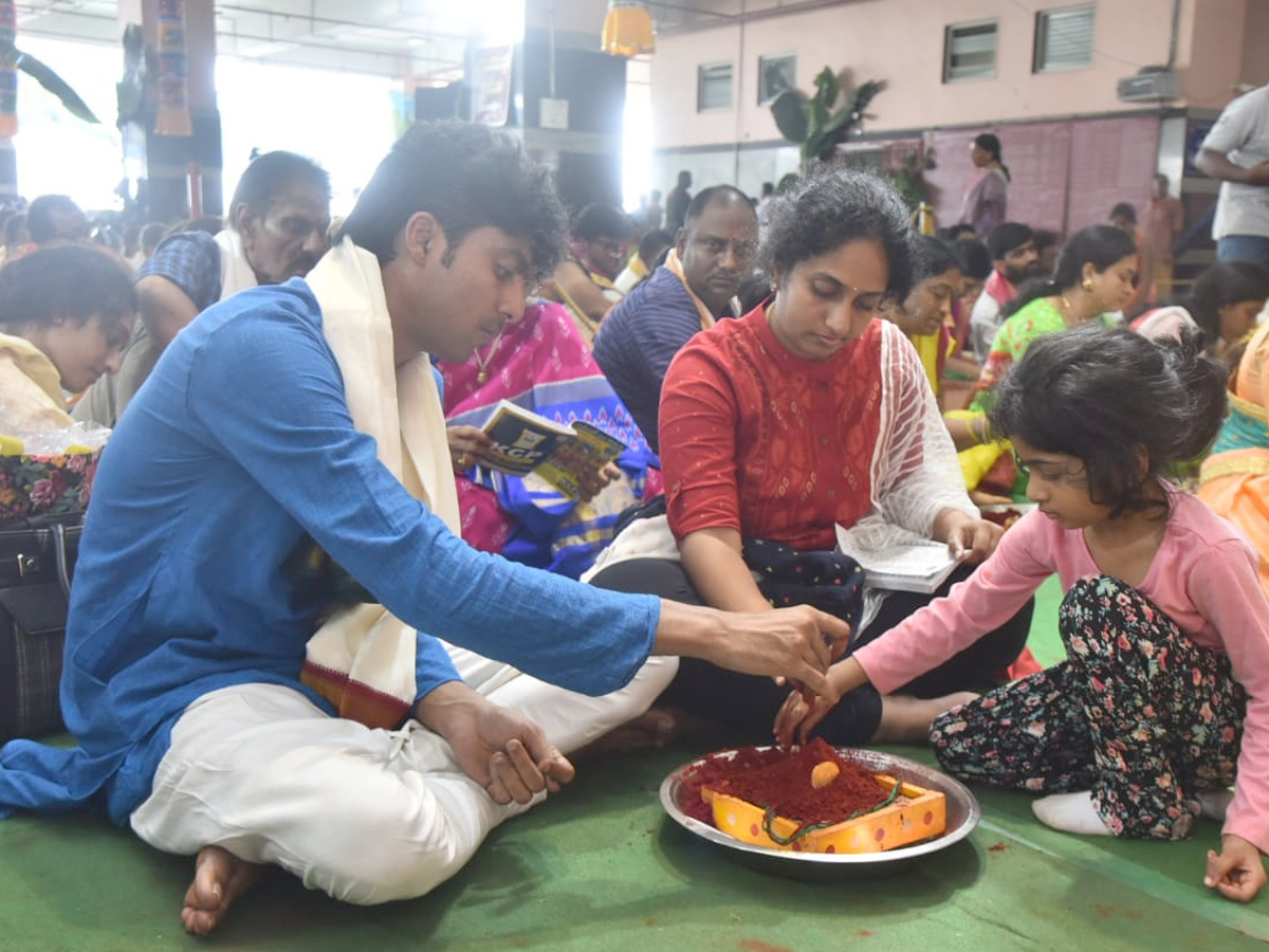 Huge Devotees Crowd In Kanaka Durga Temple At Vijayawada Photo Gallery - Sakshi20