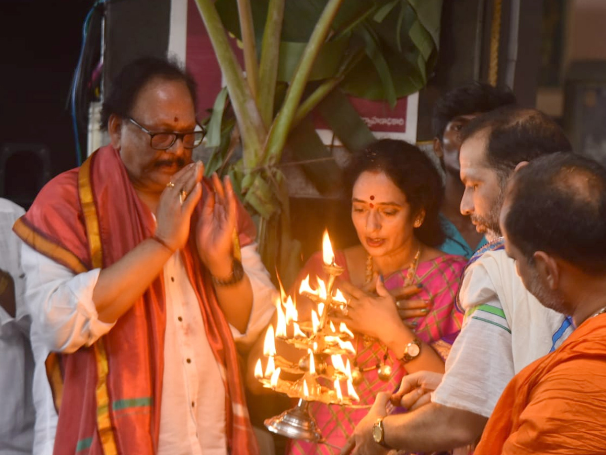 Huge Devotees Crowd In Kanaka Durga Temple At Vijayawada Photo Gallery - Sakshi21