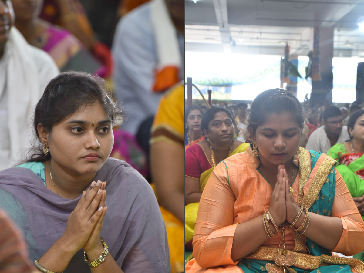 Huge Devotees Crowd In Kanaka Durga Temple At Vijayawada Photo Gallery - Sakshi5