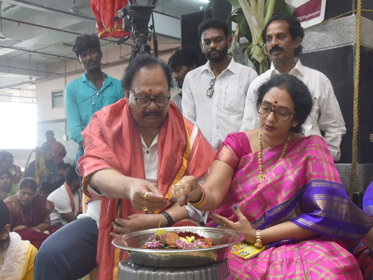 Huge Devotees Crowd In Kanaka Durga Temple At Vijayawada Photo Gallery - Sakshi2