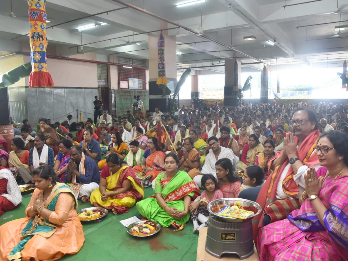 Huge Devotees Crowd In Kanaka Durga Temple At Vijayawada Photo Gallery - Sakshi1