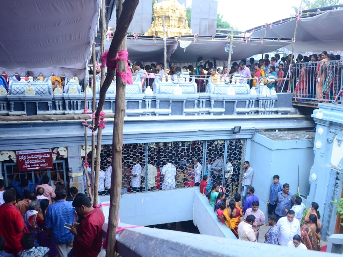 Huge Devotees Crowd In Kanaka Durga Temple At Vijayawada Photo Gallery - Sakshi7