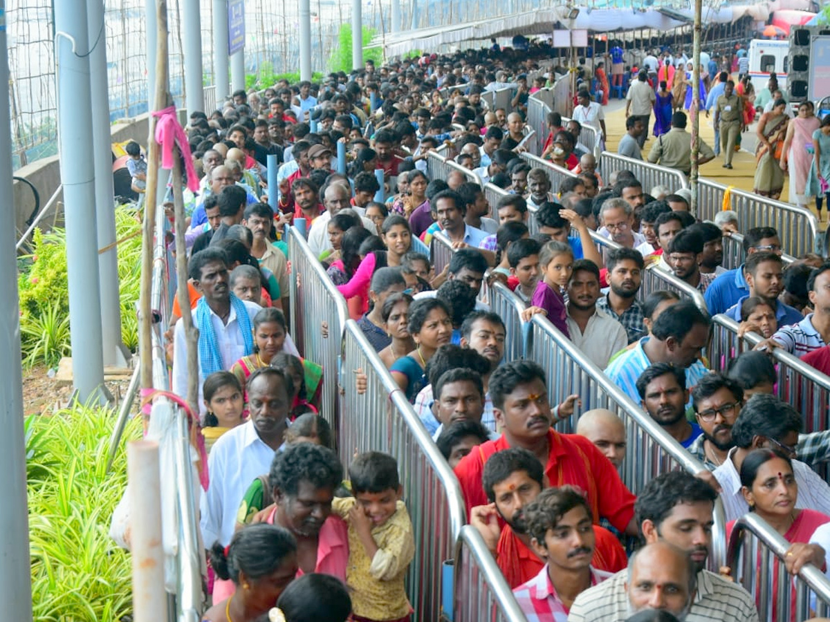 Huge Devotees Crowd In Kanaka Durga Temple At Vijayawada Photo Gallery - Sakshi8