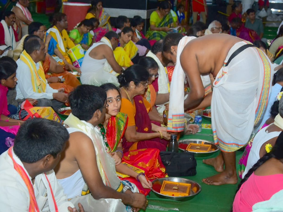 Huge Devotees Crowd In Kanaka Durga Temple At Vijayawada Photo Gallery - Sakshi9