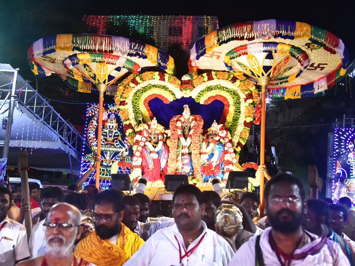 Dasara Festival Celebration At Indrakeeladri in Vijayawada - Sakshi7