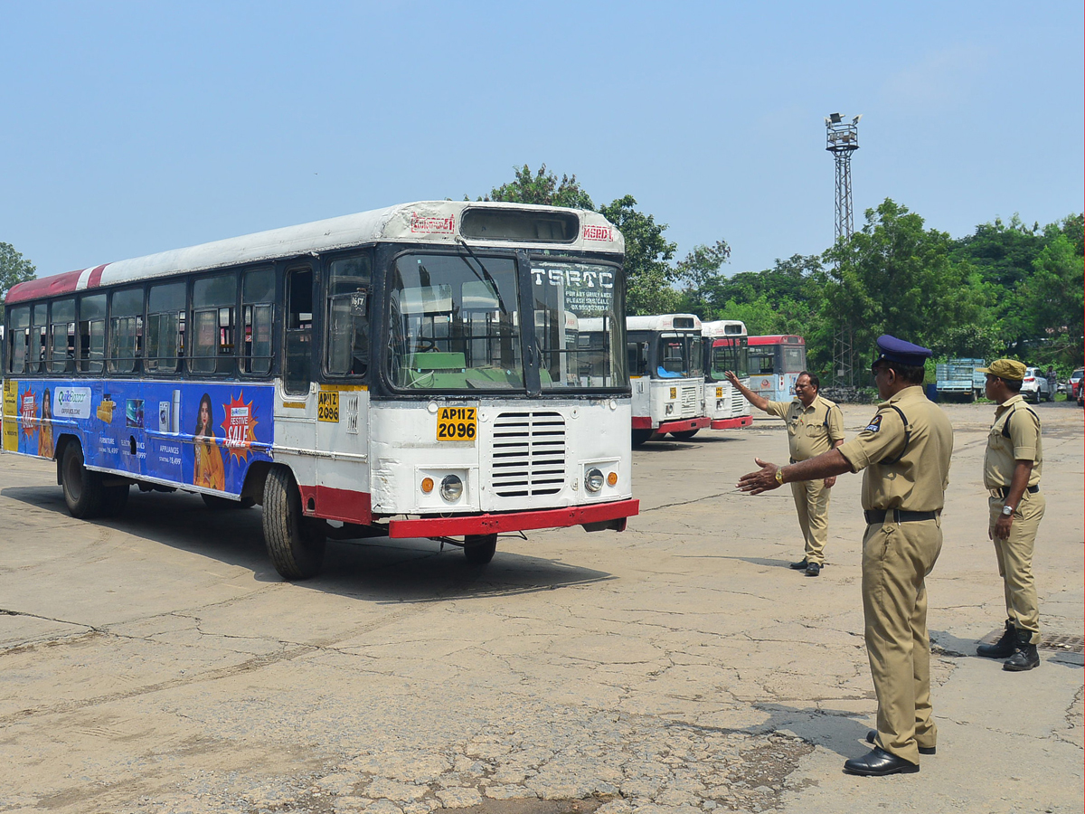 TSRTC strike enters third day Photo Gallery - Sakshi4