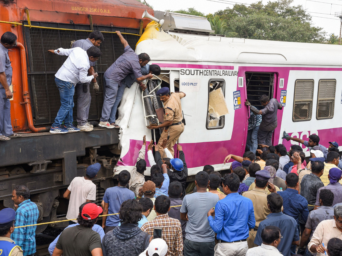 MMTS Train Collision Kachiguda Station Hyderabad Photo Gallery - Sakshi1