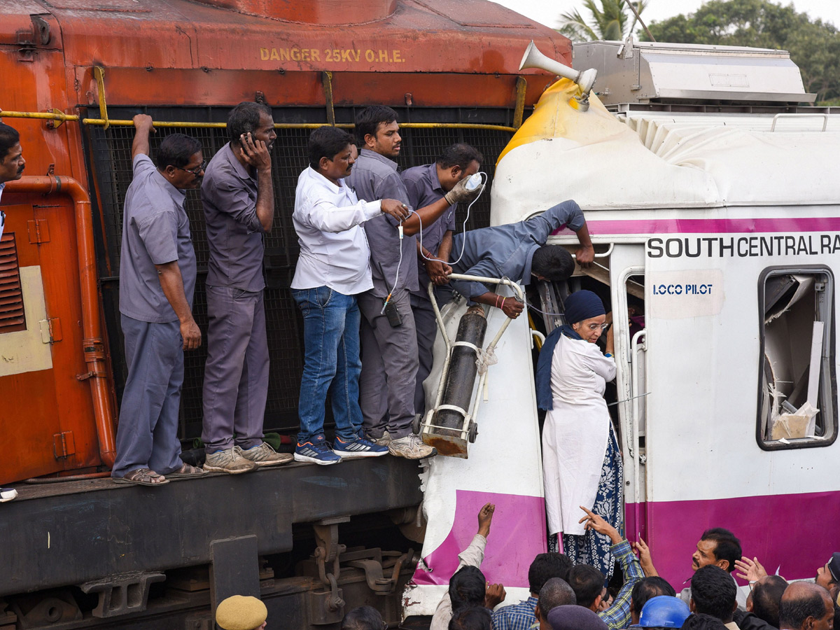MMTS Train Collision Kachiguda Station Hyderabad Photo Gallery - Sakshi2