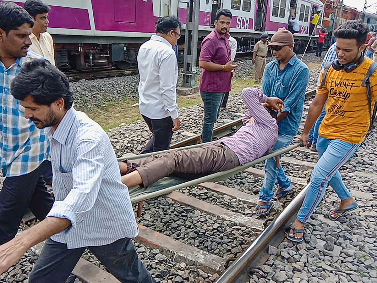 MMTS Train Collision Kachiguda Station Hyderabad Photo Gallery - Sakshi3