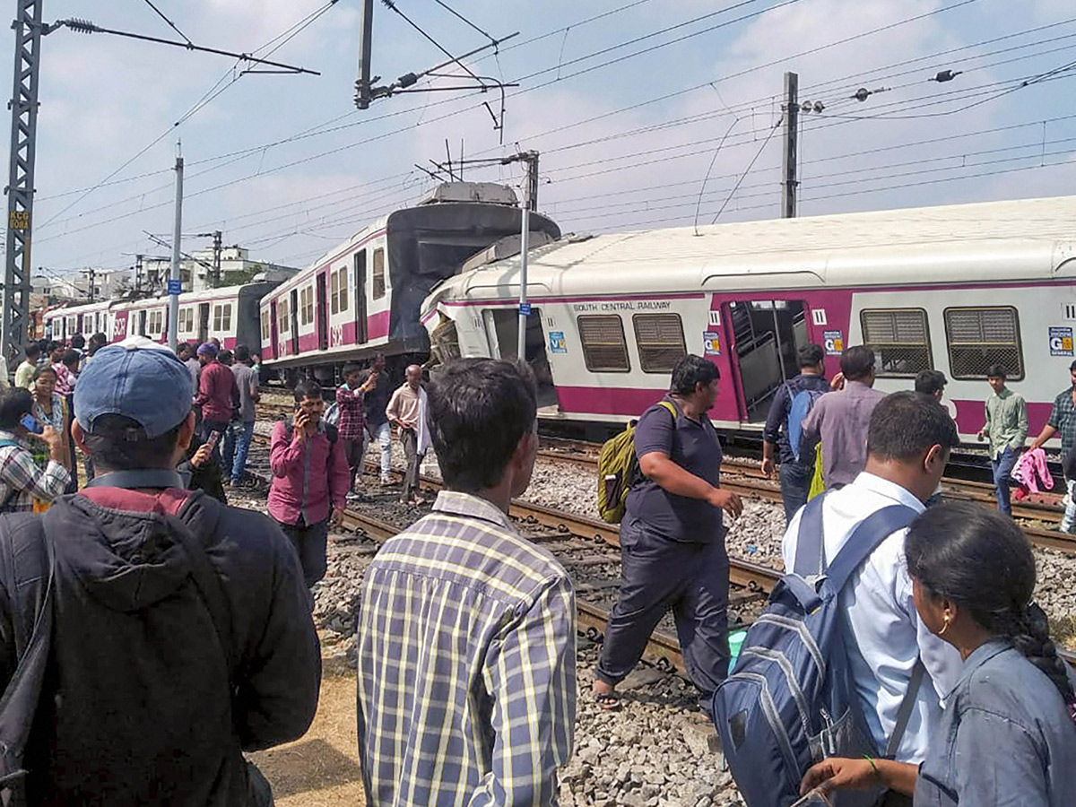 MMTS Train Collision Kachiguda Station Hyderabad Photo Gallery - Sakshi4