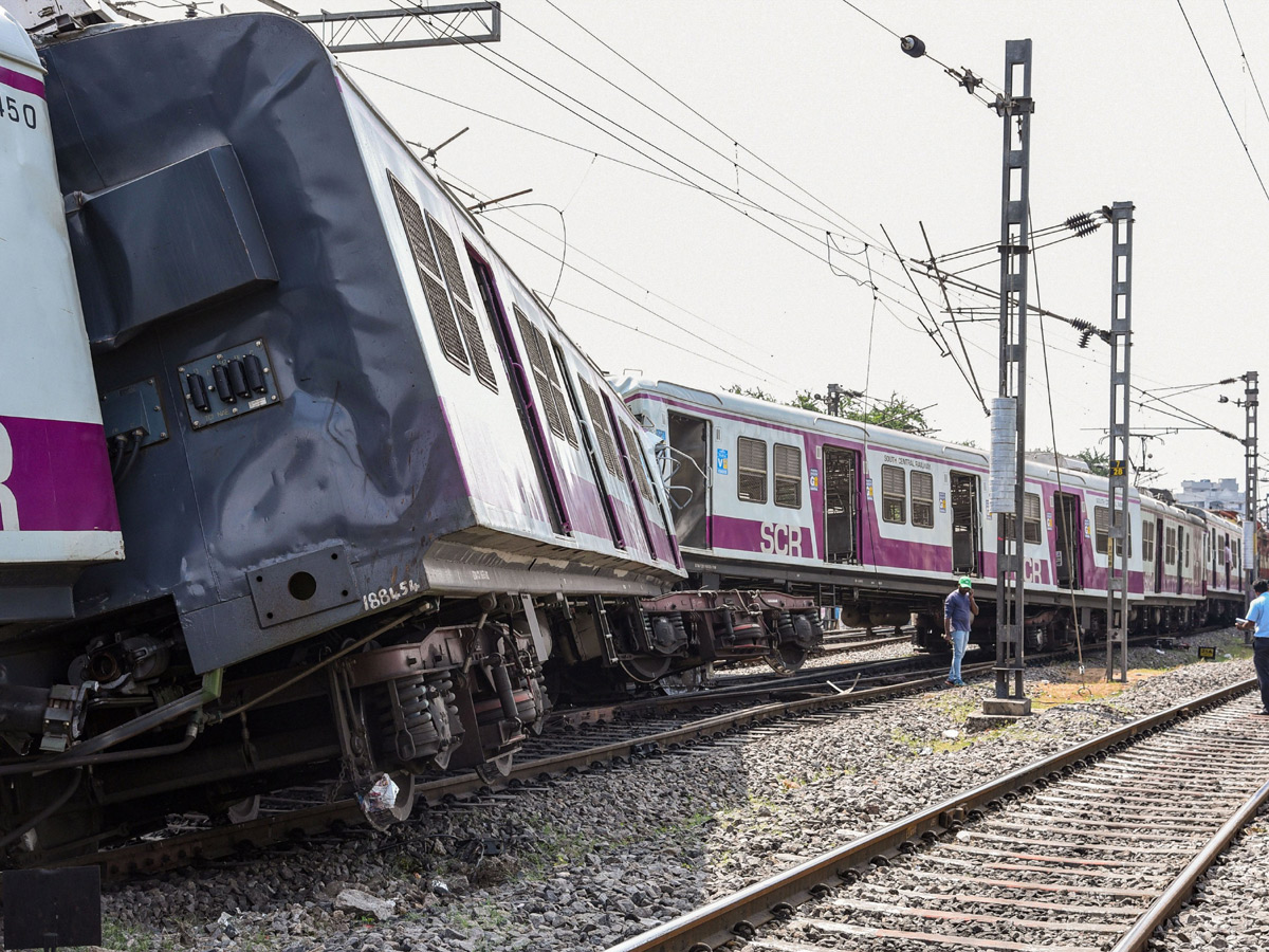 MMTS Train Collision Kachiguda Station Hyderabad Photo Gallery - Sakshi5